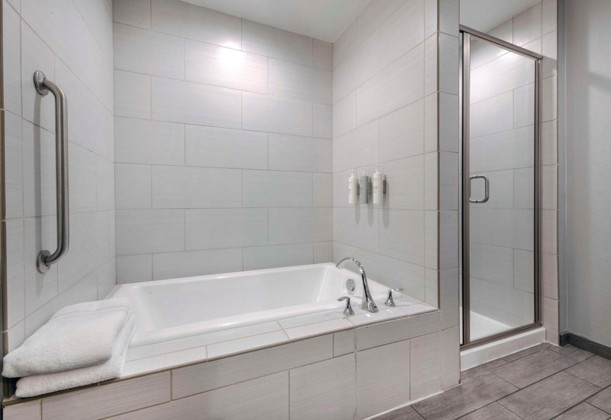 Hilton Garden Inn Raleigh Cary Exterior foto
